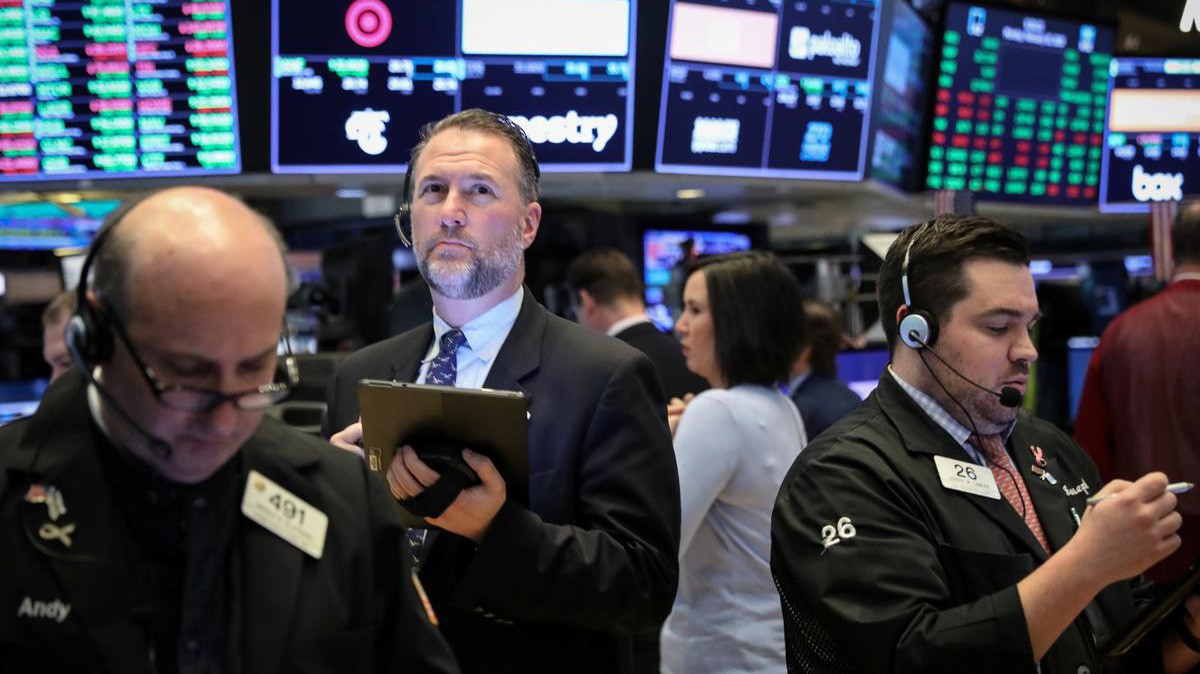 Các nhà giao dịch cổ phiếu trên sàn NYSE ở New York, Mỹ - Ảnh: Reuters.