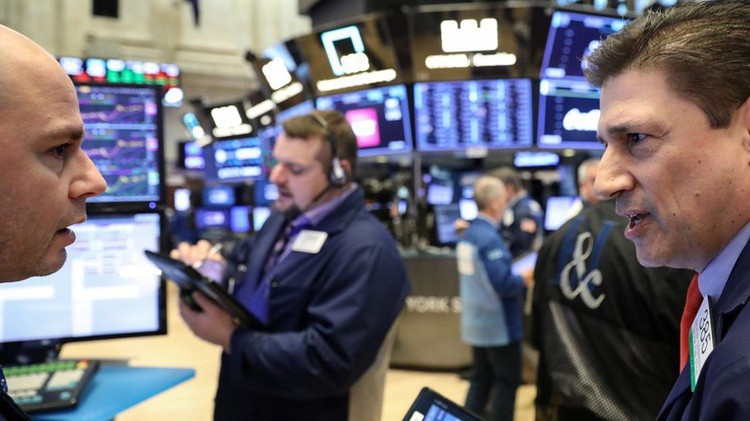 Các nhà giao dịch cổ phiếu trên sàn NYSE ở New York, Mỹ - Ảnh: Reuters.
