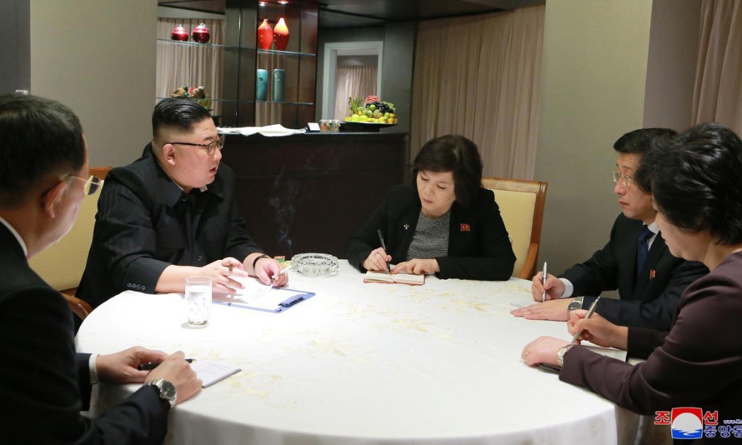 Ảnh do hãng thông tấn trung ương Triều Tiên KCNA đăng tải ngày 27/2 cho thấy ông Kim Jong Un làm việc với các phụ tá tại khách sạn Melia, Hà Nội, ngày 26/2 - Ảnh: KCNA/Reuters.