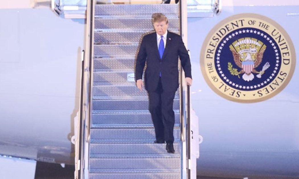 Tổng thống Mỹ Donald Trump bước xuống từ chuyên cơ Không lực số 1 tại sân bay Nội Bài tối 26/3 - Ảnh: Gia Linh.