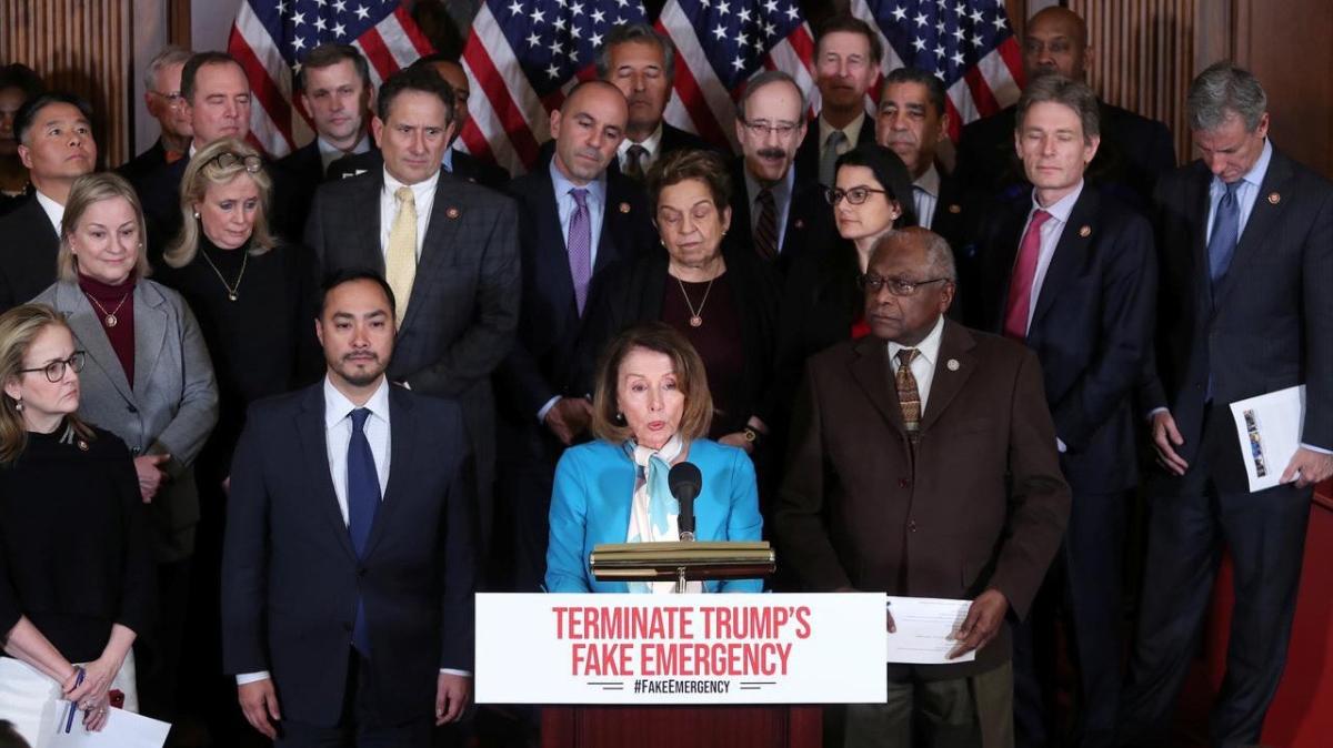 Chủ tịch Hạ viện Mỹ Nancy Pelosi (giữa) và các nghị sỹ Dân chủ trong một cuộc họp báo ngày 26/2 - Ảnh: Reuters.