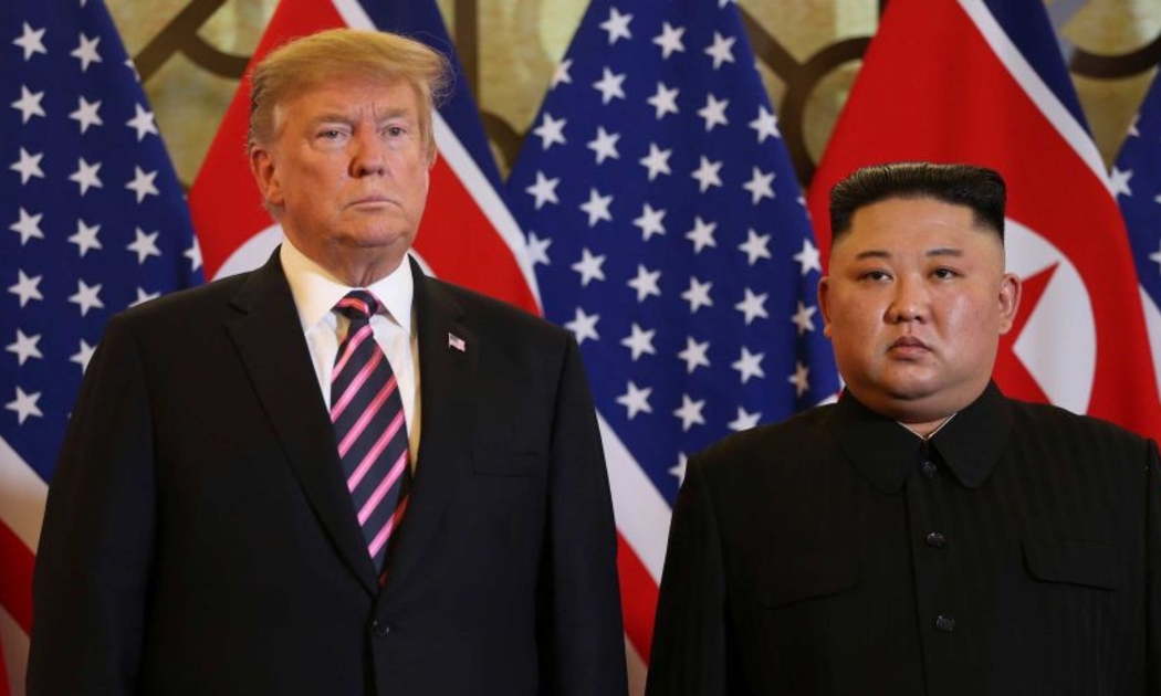 Tổng thống Mỹ Donald Trump và Chủ tịch Triều Tiên Kim Jong Un trong phần đầu của cuộc gặp tối 27/2 - Ảnh: CNN.