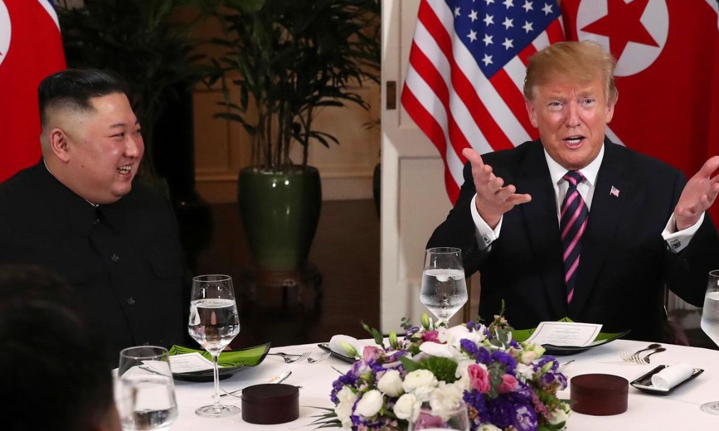 Chủ tịch Triều Tiên Kim Jong Un (trái) và Tổng thống Mỹ Donald Trump khi bắt đầu bữa tối ở Hà Nội ngày 27/2 - Ảnh: Reuters.