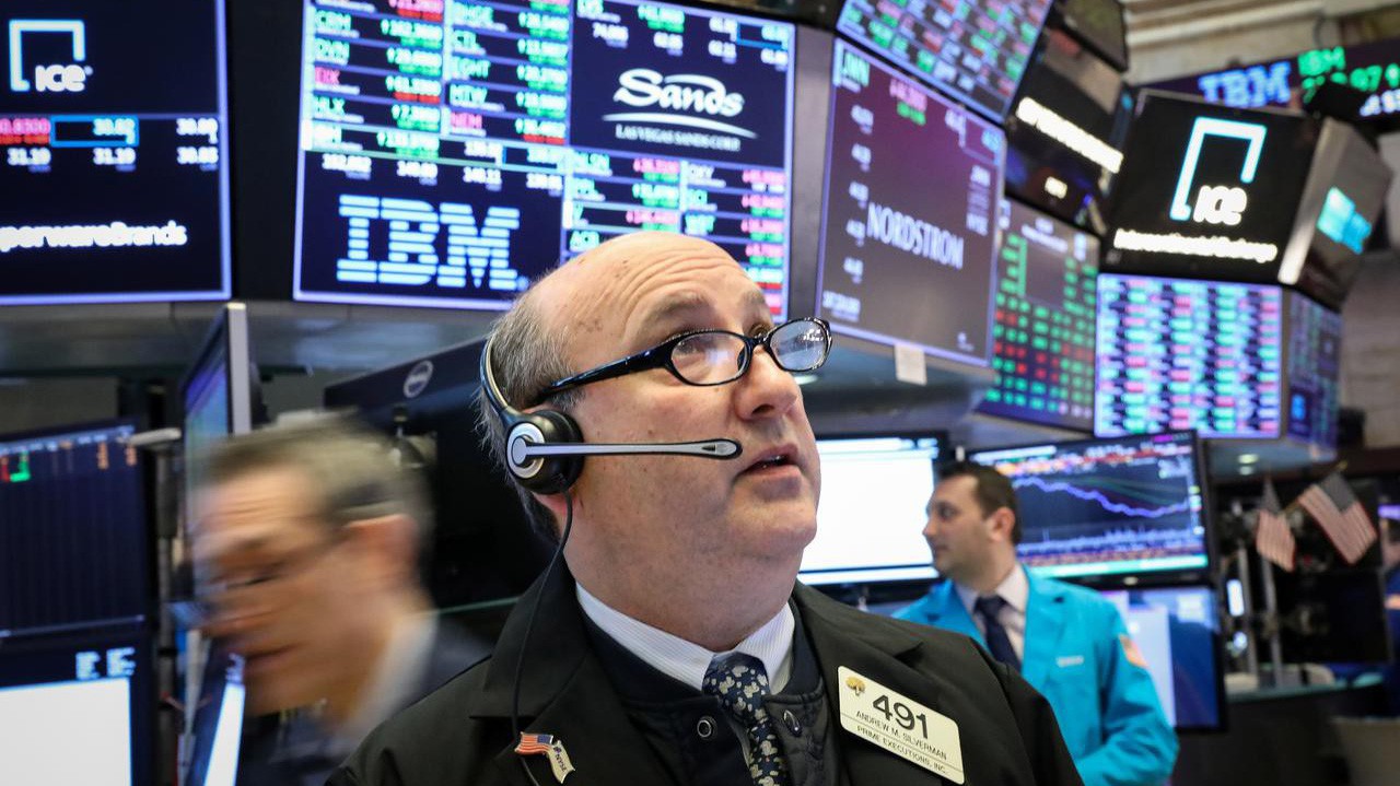 Các nhà giao dịch cổ phiếu trên sàn NYSE ở New York, Mỹ - Ảnh: Reuters.