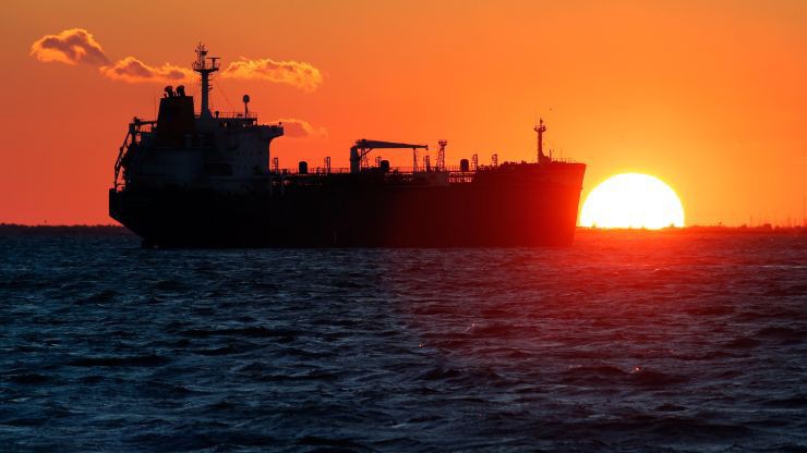 Ở thời điểm hiện tại, giá đầu đang được hỗ trợ nhiều bởi việc OPEC và đối tác gồm Nga thực thi một thỏa thuận cắt giảm sản lượng - Ảnh: Reuters/CNBC.