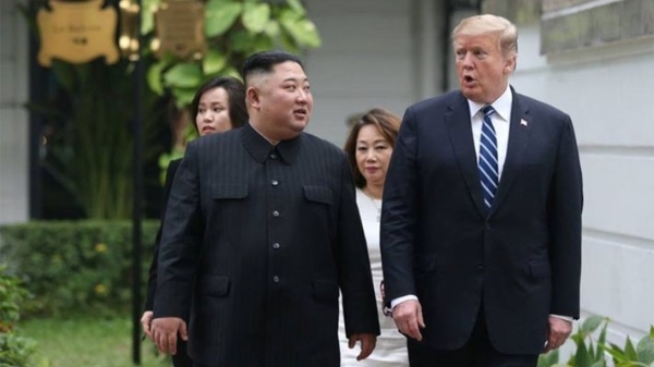 Ông Trump và ông Kim cùng đi dạo trước cuộc thảo luận chính