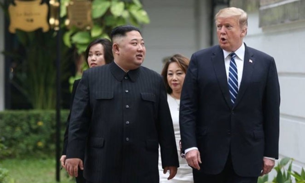 Chủ tịch Triều Tiên Kim Jong Un (trái) và Tổng thống Mỹ Donald Trump đi dạo trong khuôn viên khách sạn Metropole sáng 28/2 - Ảnh: Reuters.