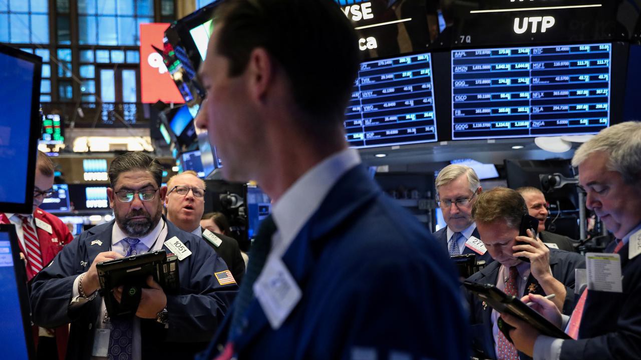 Các nhà giao dịch cổ phiếu trên sàn NYSE ở New York, Mỹ - Ảnh: Reuters.