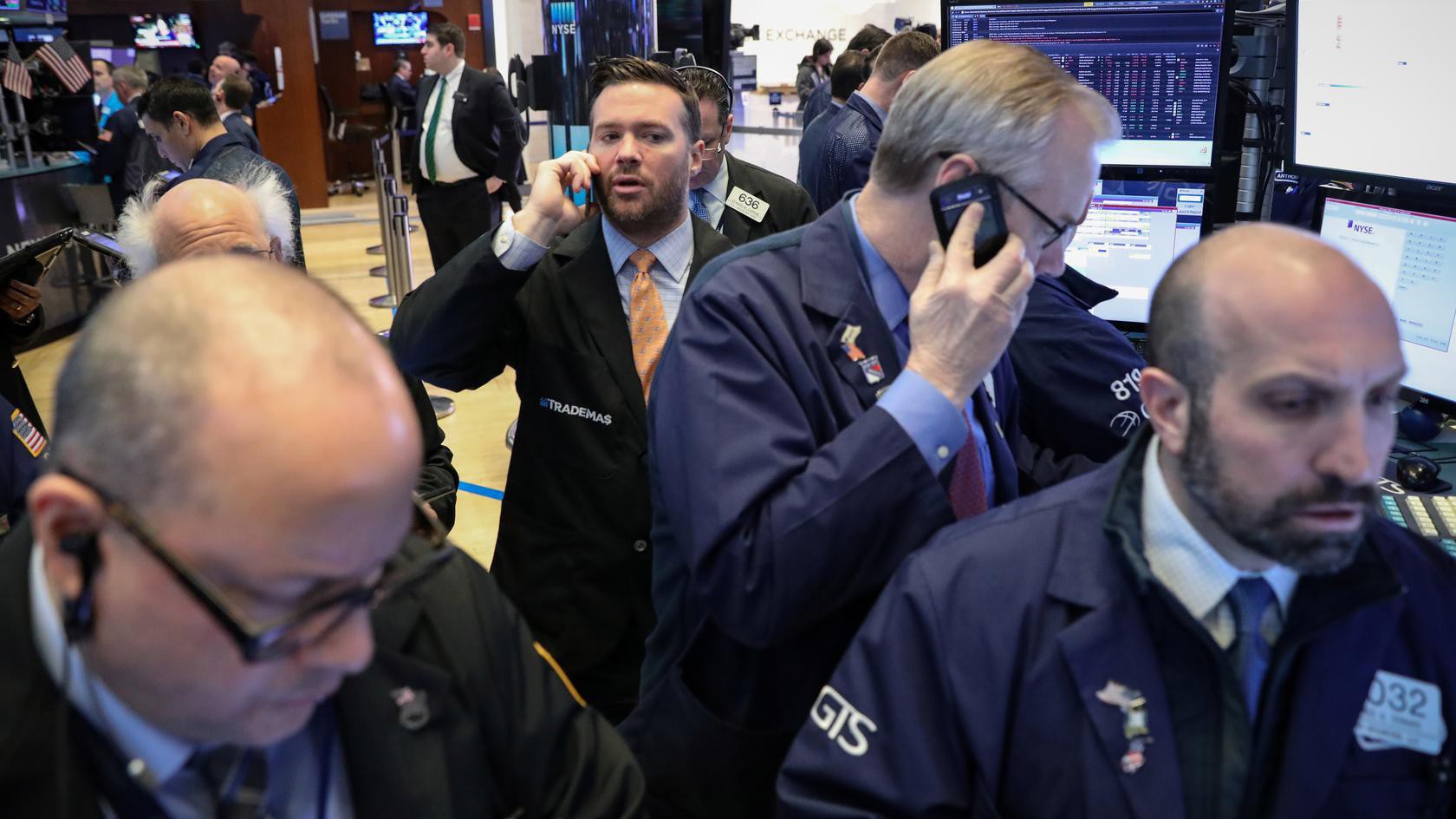 Các nhà giao dịch cổ phiếu trên sàn NYSE ở New York, Mỹ - Ảnh: Reuters.