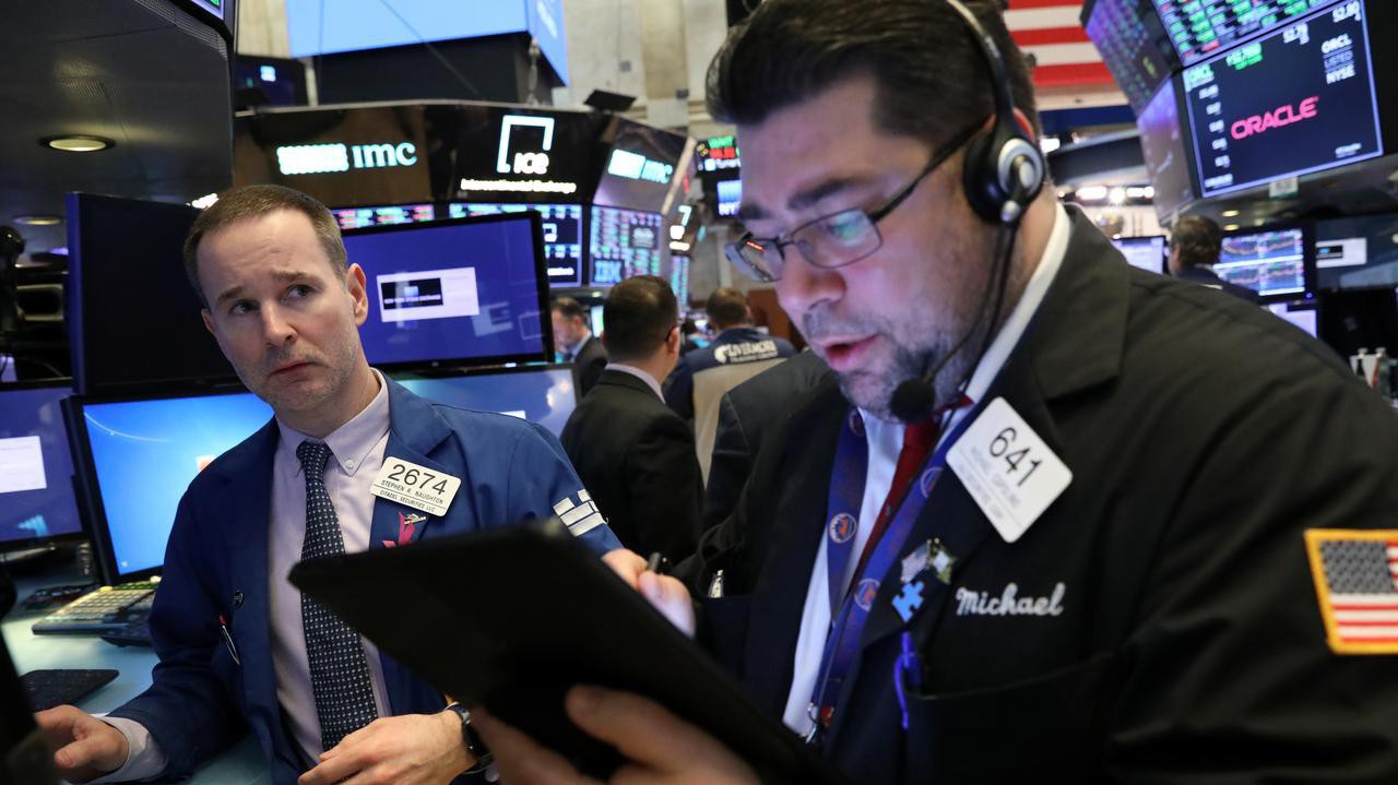 Các nhà giao dịch cổ phiếu trên sàn NYSE ở New York, Mỹ - Ảnh: Reuters.