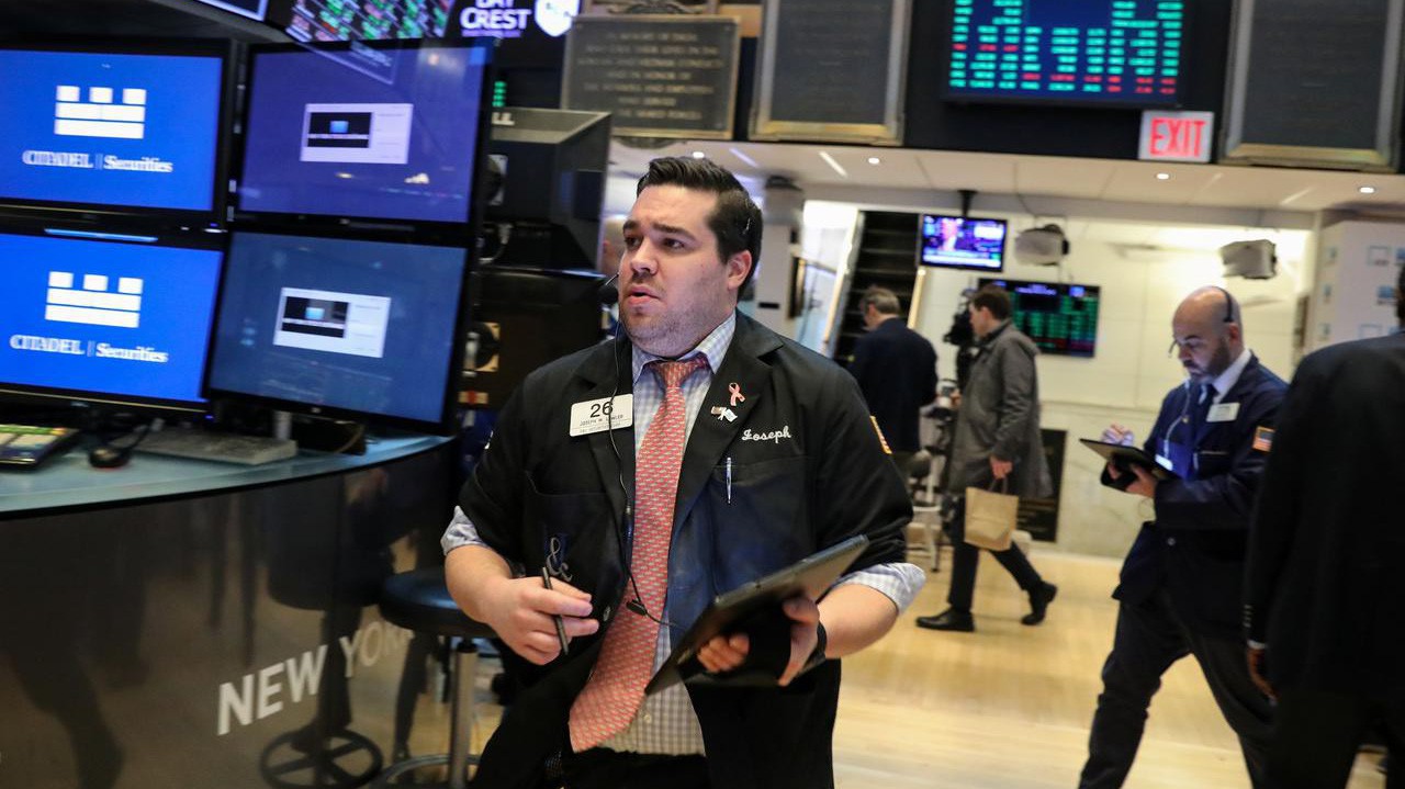 Một nhà giao dịch cổ phiếu trên sàn NYSE ở New York, Mỹ - Ảnh: Reuters.