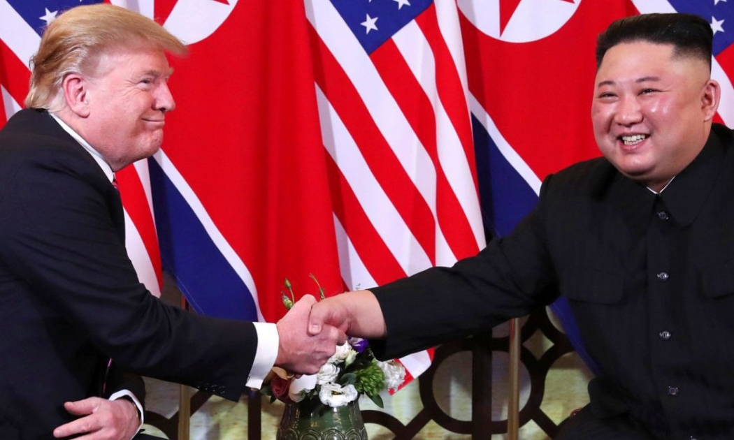 Tổng thống Mỹ Donald Trump (trái) và Chủ tịch Triều Tiên Kim Jong Un tại hội nghị thượng đỉnh Hà Nội - Ảnh: Reuters.
