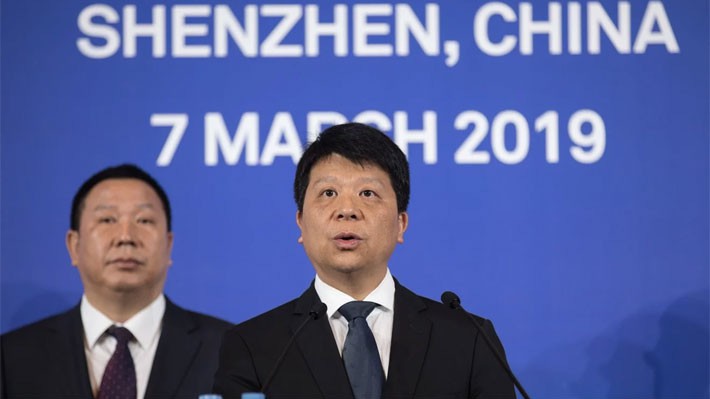 Chủ tịch luân phiên Huawei, ông Guo Ping (phải), tại cuộc họp báo ở Thẩm Quyến ngày 7/3 - Ảnh: EPA-EFR/SCMP.