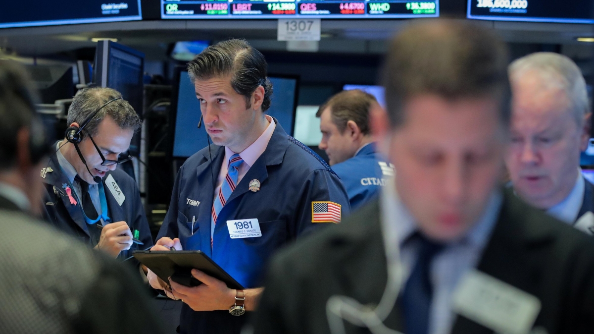 Các nhà giao dịch cổ phiếu trên sàn NYSE ở New York, Mỹ - Ảnh: Reuters.