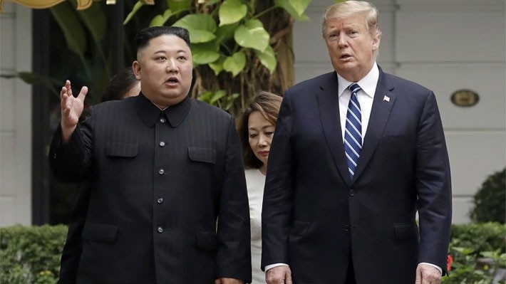 Chủ tịch Triều Tiên Kim Jong Un (trái) và Tổng thống Mỹ Donald Trump tại thượng đỉnh Hà Nội - Ảnh: AP.