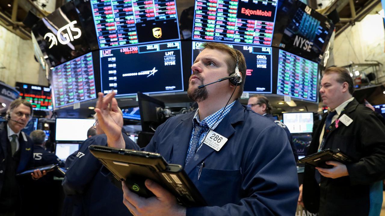 Các nhà giao dịch cổ phiếu trên sàn NYSE ở New York, Mỹ - Ảnh: Reuters.