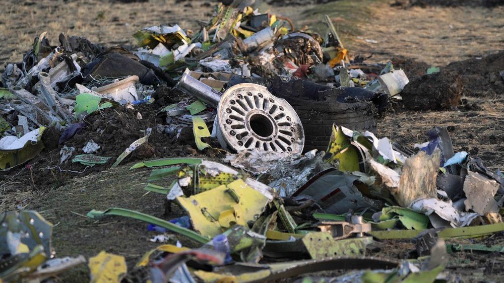 Hiện trường vụ may bay rơi hom 10/3 ở Ethiopia - Ảnh: AP/Bloomberg.