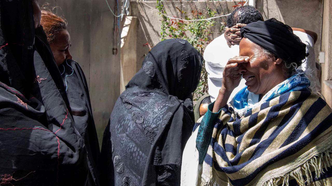 Người thân hành khách chuyến bay bị rơi của Ethiopian Airlines đau khổ vì mất mát lớn - Ảnh: Reuters.