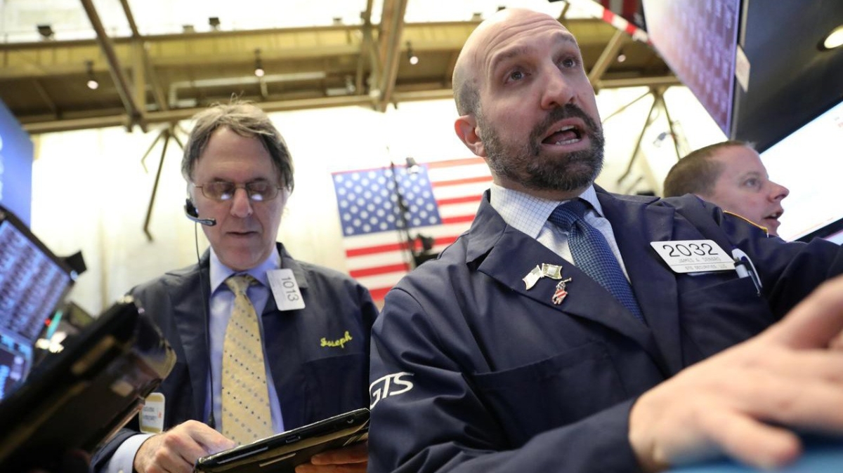 Các nhà giao dịch cổ phiếu trên sàn NYSE ở New York, Mỹ - Ảnh: Reuters.