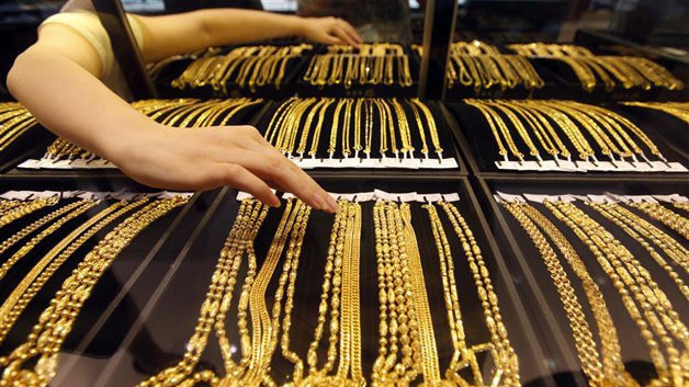 Đồng USD giảm giá là một nguyên nhân chính đẩy giá vàng tăng thế giới tăng trong phiên đêm qua và sáng nay - Ảnh: Reuters.