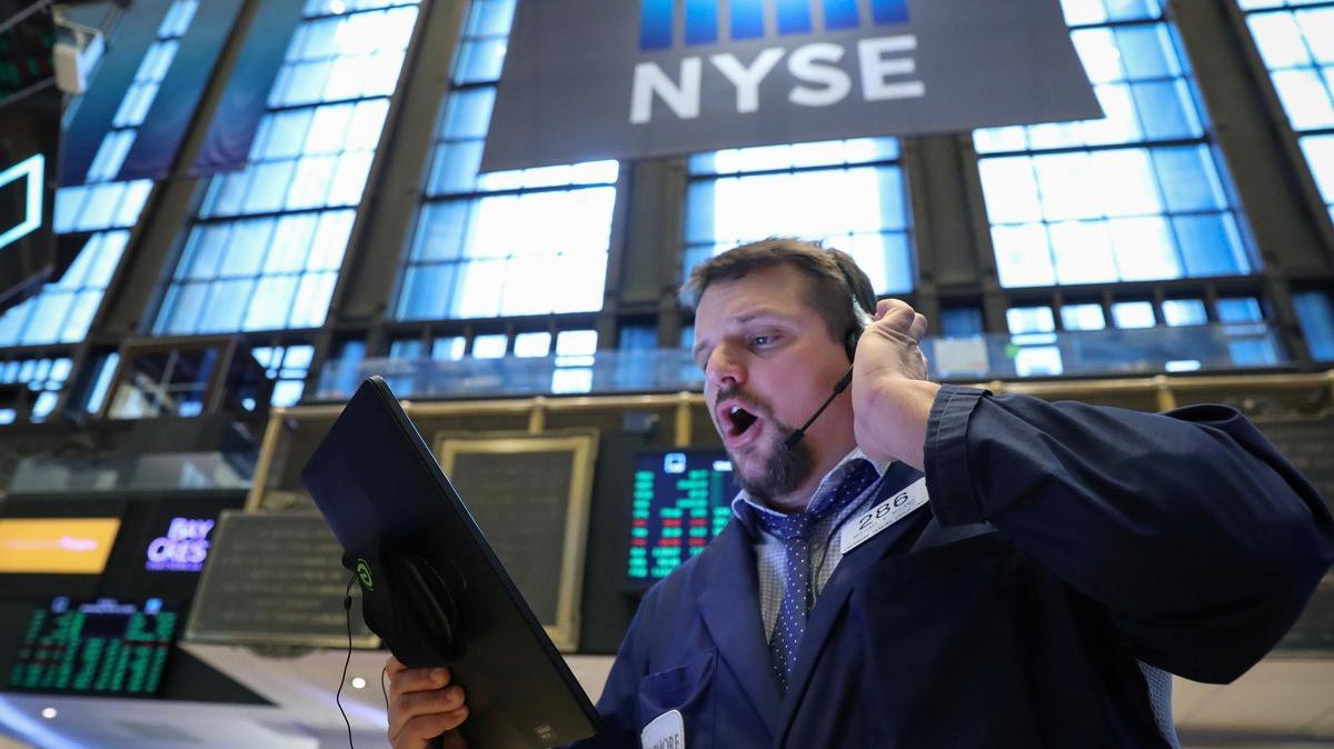 Một nhà giao dịch cổ phiếu trên sàn NYSE ở New York, Mỹ - Ảnh: Reuters.