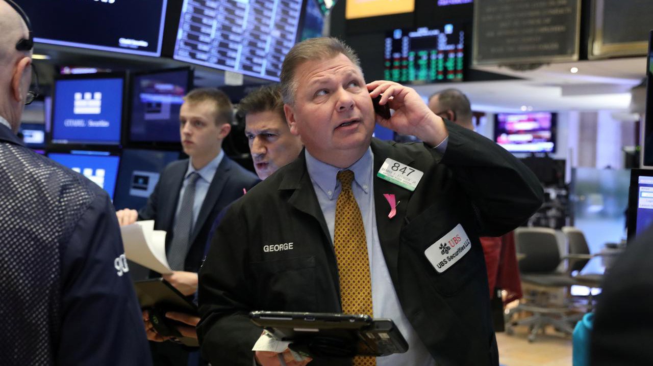 Các nhà giao dịch cổ phiếu trên sàn NYSE ở New York, Mỹ - Ảnh: Reuters.