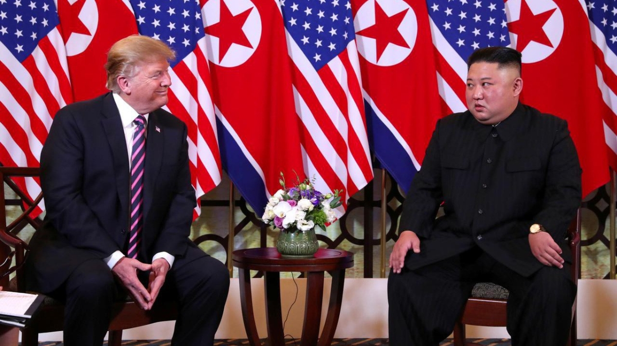 Tổng thống Mỹ Donald Trump (trái) và Chủ tịch Triều Tiên Kim Jong Un tại thượng đỉnh Hà Nội - Ảnh: Reuters.