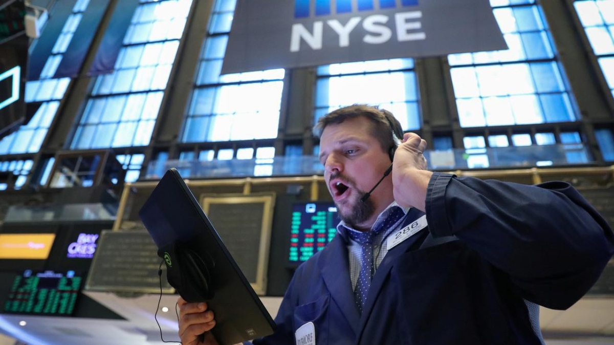 Một nhà giao dịch cổ phiếu trên sàn NYSE ở New York, Mỹ - Ảnh: Reuters.