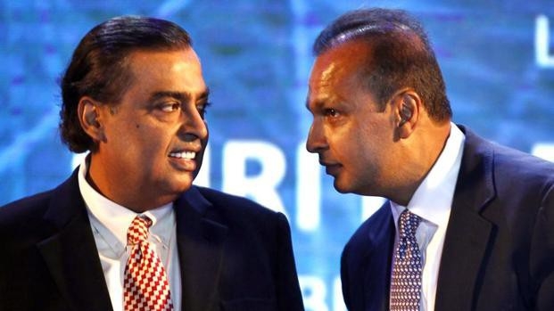 Hai anh em tỷ phú Mukesh Ambani (trái) và Anil Ambani - Ảnh: Reuters.