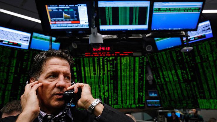 Một nhà giao dịch trên sàn CBOE ở Chicago - Ảnh: Reuters.