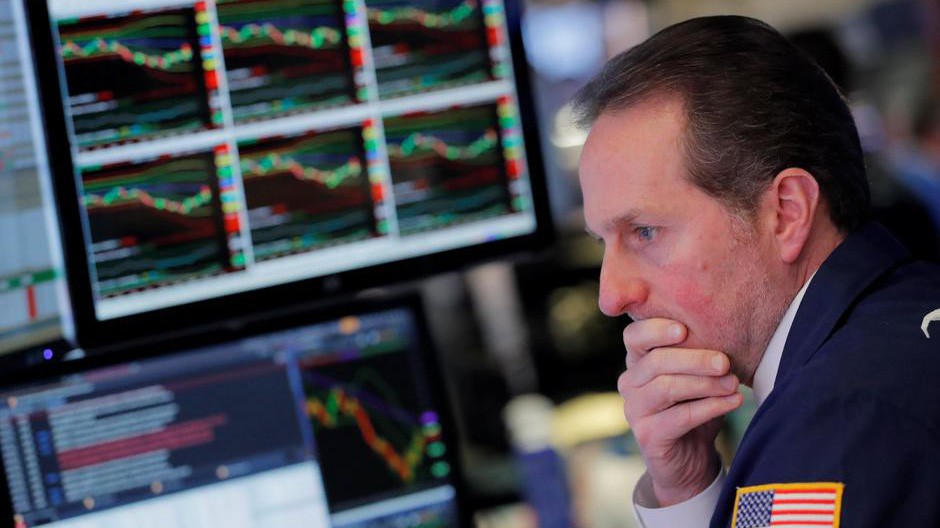 Một nhà giao dịch cổ phiếu trên sàn NYSE ở New York, Mỹ - Ảnh: Reuters.