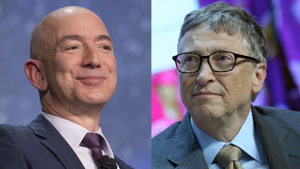 Hai tỷ phú giàu nhất thế giới hiện nay: Jeff Bezos (trái) và Bill Gates - Ảnh: Bloomberg.