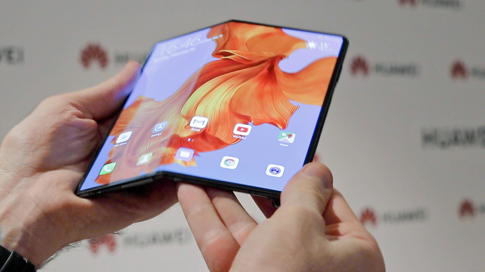 Mẫu điện thoại gập Mate X mà Huawei giới thiệu hồi tháng 2 - Ảnh: Tech Radar.