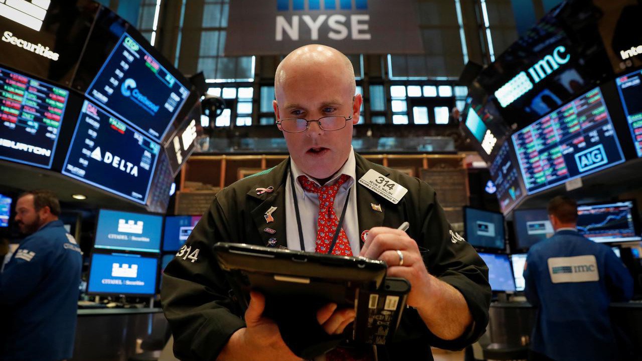 Một nhà giao dịch cổ phiếu trên sàn NYSE ở New York, Mỹ - Ảnh: Reuters.