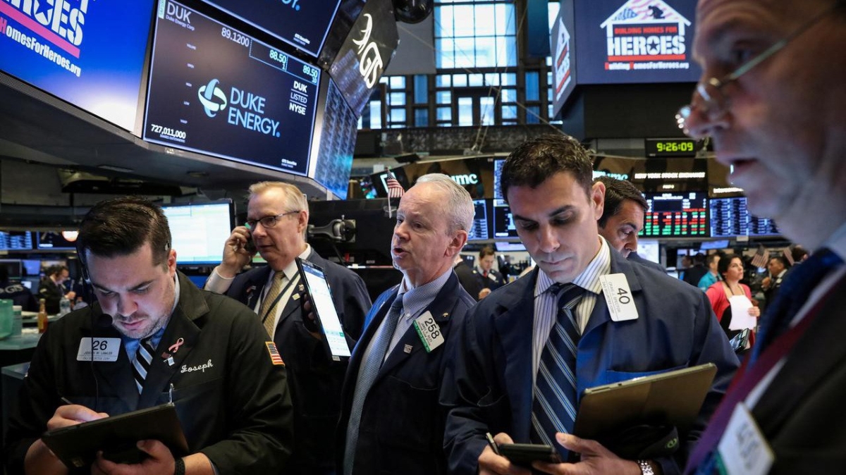 Các nhà giao dịch cổ phiếu trên sàn NYSE ở New York, Mỹ - Ảnh: Reuters.