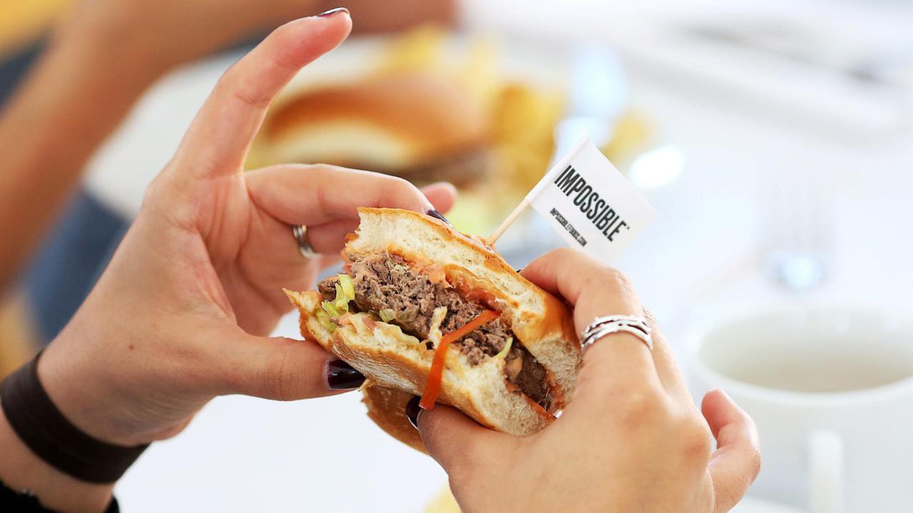 Sản phẩm bánh kẹp thịt thực vật của Impossible Foods - Ảnh: Reuters.