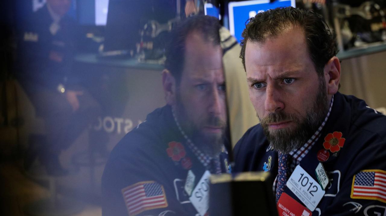 Một nhà giao dịch cổ phiếu trên sàn NYSE ở New York, Mỹ, phiên ngày 22/3 - Ảnh: Reuters.