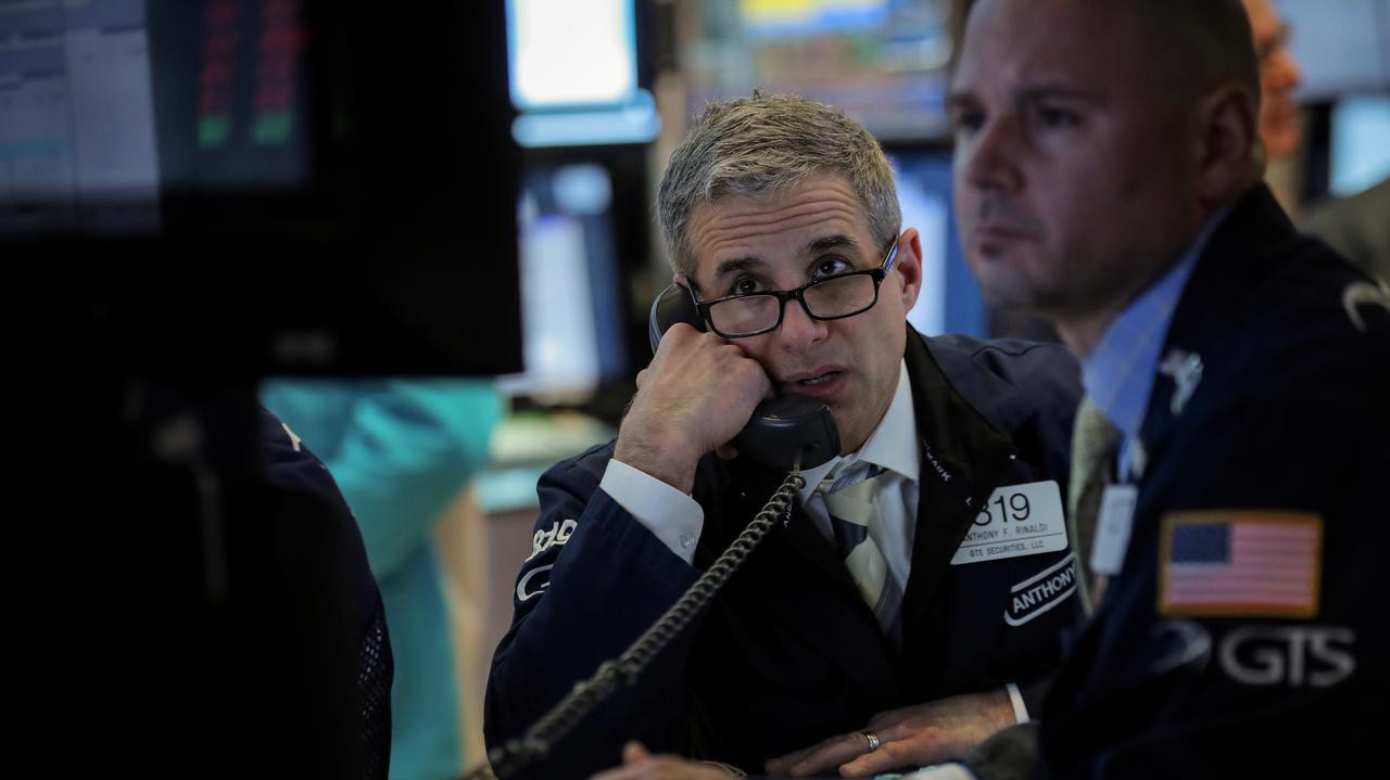 Các nhà giao dịch cổ phiếu trên sàn NYSE ở New York, Mỹ - Ảnh: Reuters.