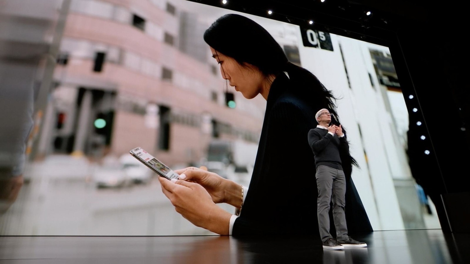 Tổng giám đốc (CEO) Tim Cook của Apple trong lễ giới thiệu sản phẩm ngày 25/3 - Ảnh: AndroidCentral.