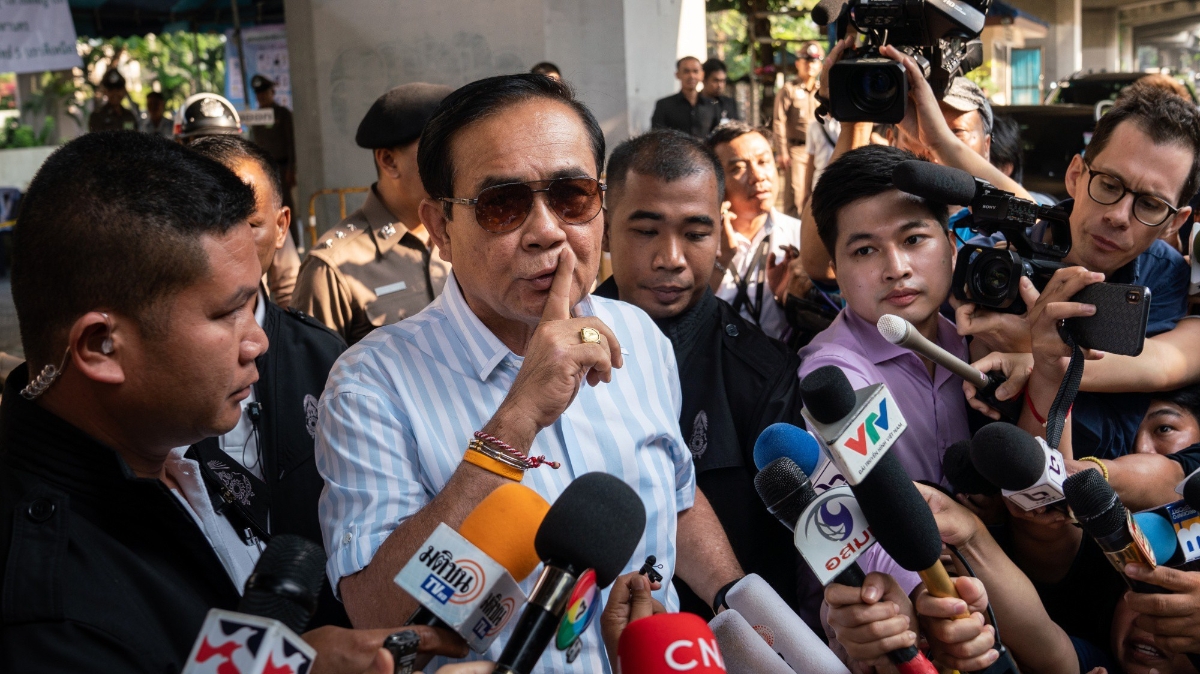 Thủ tướng Thái Lan Prayuth Chan-Ocha trong vòng vây của báo giới ngày 24/3 - Ảnh: Bloomberg.
