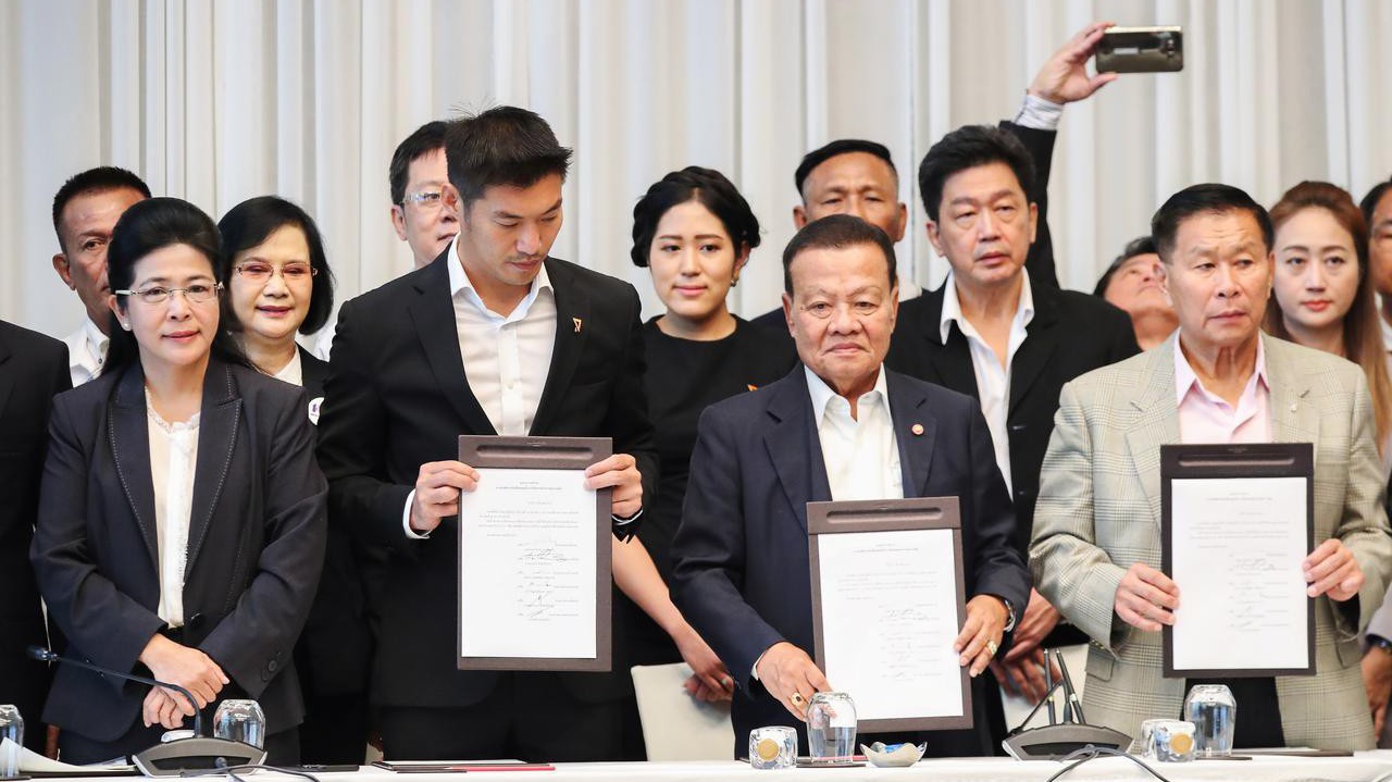 Thủ lĩnh trong liên minh 7 đảng đối lập của Thái Lan trong cuộc họp báo ngày 26/3 - Ảnh: Reuters.