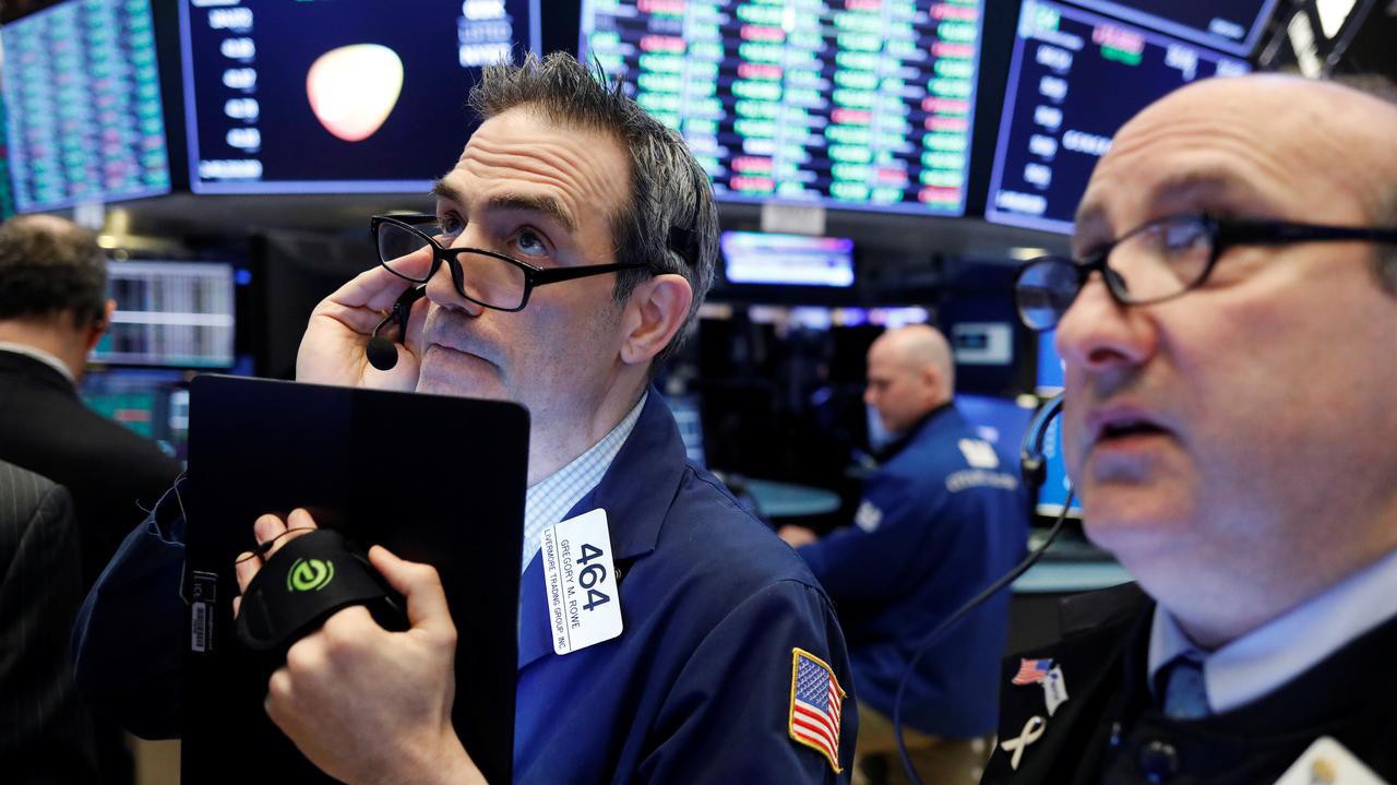 Các nhà giao dịch cổ phiếu trên sàn NYSE ở New York, Mỹ - Ảnh: Reuters.