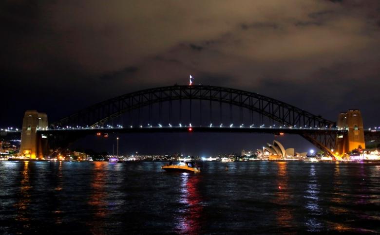 Cầu cảng Sydney trong Giờ Trái Đất hôm 25/3 - Ảnh: Reuters.<br>