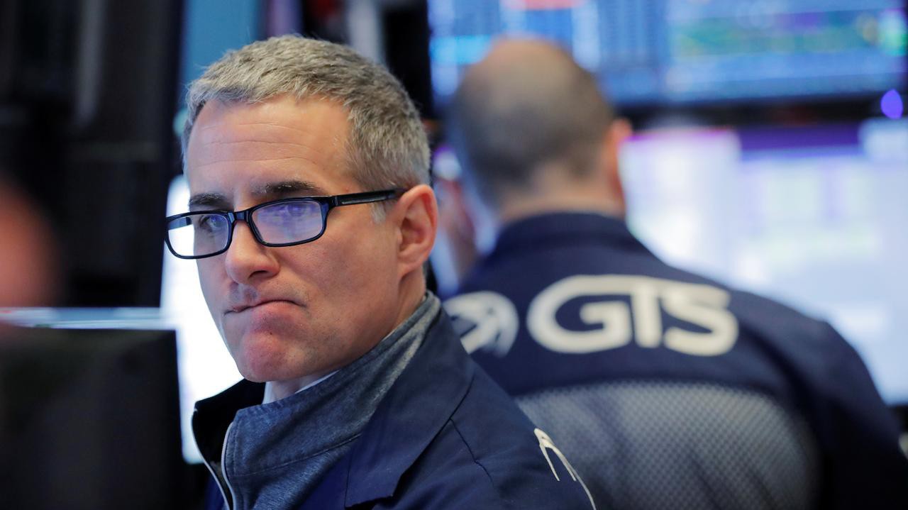 Các nhà giao dịch cổ phiếu trên sàn NYSE ở New York, Mỹ - Ảnh: Reuters.