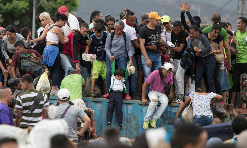 Người Venezuela vượt biên giới sang Colombia ngày 2/4 - Ảnh: Reuters.