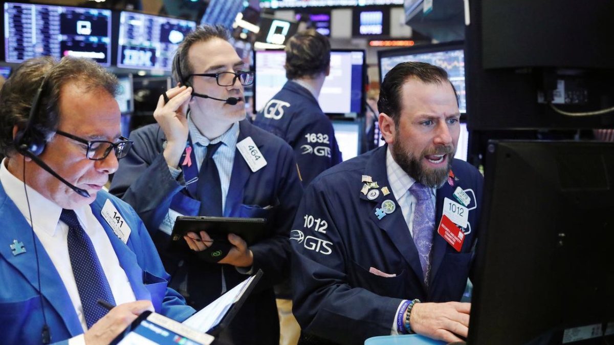 Các nhà giao dịch cổ phiếu trên sàn NYSE ở New York, Mỹ - Ảnh: Reuters.