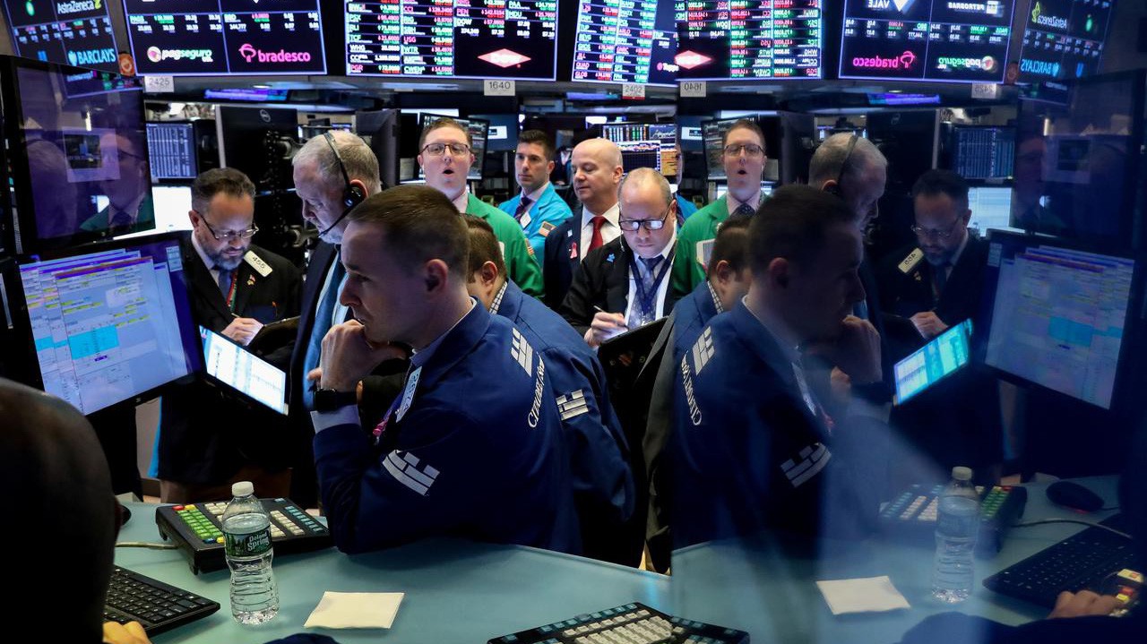 Các nhà giao dịch cổ phiếu trên sàn NYSE ở New York, Mỹ - Ảnh: Reuters.