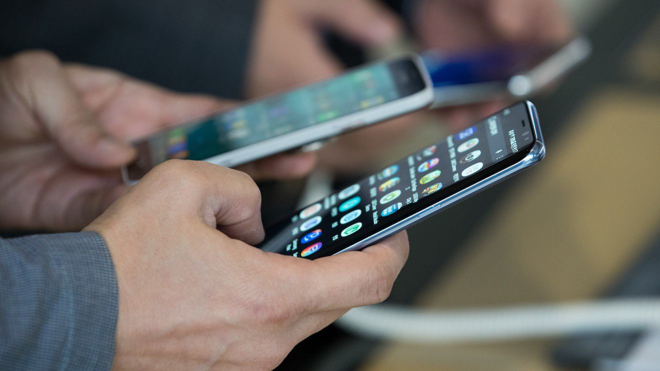 Tỷ lệ sở hữu điện thoại thông minh (smartphone) đạt 95% ở Hàn Quốc là cao hơn ở bất kỳ quốc gia phát triển nào khác - Ảnh: Bloomberg/SCMP.