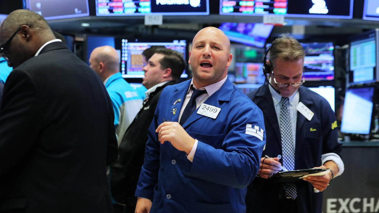 Các nhà giao dịch cổ phiếu trên sàn NYSE ở New York, Mỹ - Ảnh: Reuters.