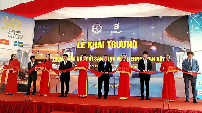 Cắt băng khai trương Trung tâm đổi mới sáng tạo về Internet vạn vật.